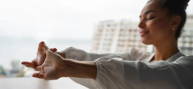 Medium shot woman stretching work