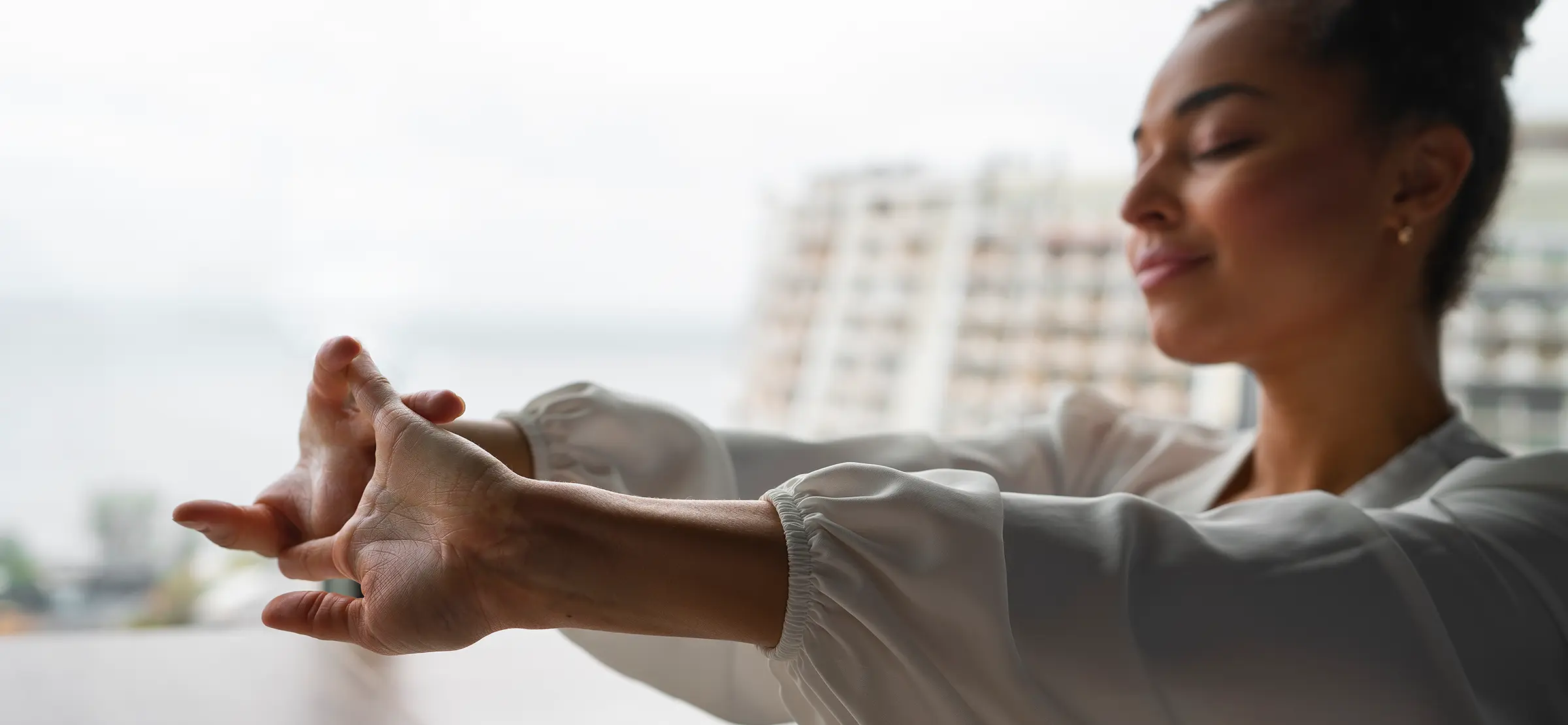 Medium shot woman stretching work